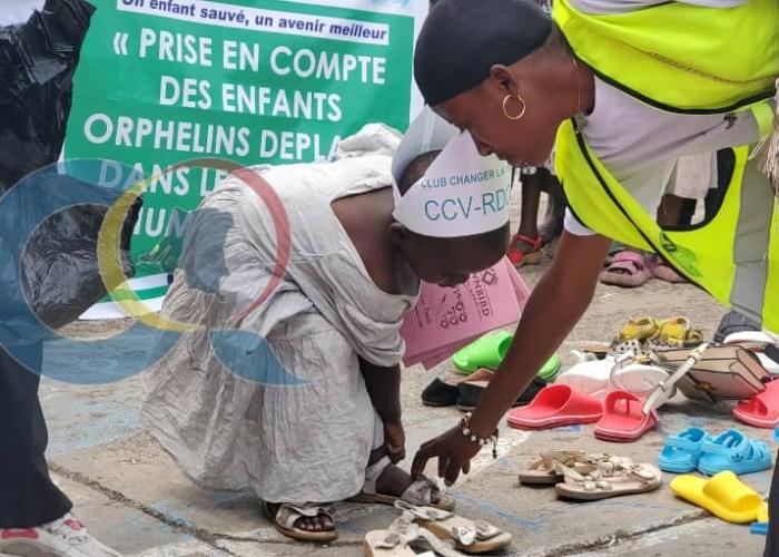 distribue des dons aux orphelins victimes de la guerre
